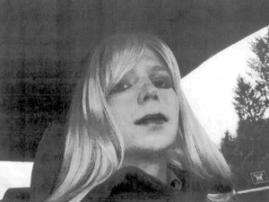 Bradley Manning vestido de mulher em foto não datada (Foto: AP)