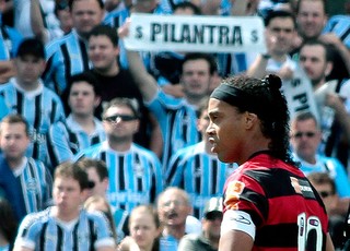 Ronaldinho no jogo do Flamengo contra o Grêmio (Foto: Ag. Estado) Ronaldinho no jogo do Flamengo contra o Grêmio (Foto: Ag. Estado)