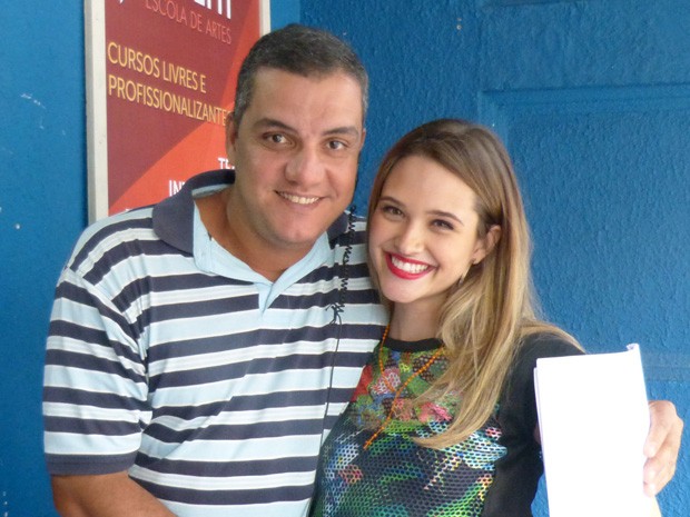 Juliana posou com Nilo da produção (Foto: Malhação / TV Globo)