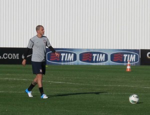 Fábio Santos treino Corinthians (Foto: Gustavo Serbonchini / Globoesporte.com)