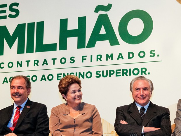 Ao lado do ministro da Educação, Aloizio Mercadante, e do vice-presidente, Michel Temer, Dilma participa de cerimônia do Fies (Foto: Roberto Stuckert Filho/PR)