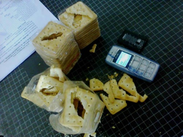 Pacotes com produtos foram adulterados para conter o aparelho celular (Foto: Agência Miséria)