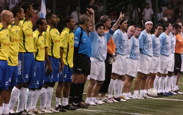 Brasil e Argentina no Mundialito de showbol em 2006 (Foto: AFP)