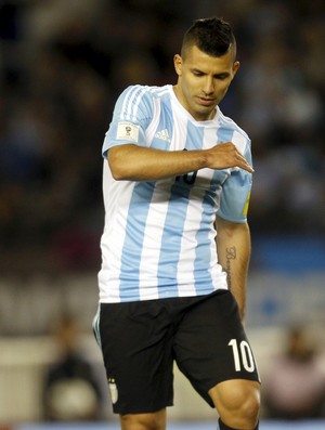 Lesão Aguero - Argentina x Equador (Foto: Reuters) Lesão Aguero - Argentina x Equador (Foto: Reuters)