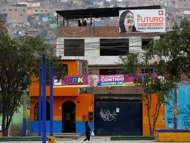 Propaganda dos dois candidatos à presidencia do Peru são vistas nesta sexta-feira (3) em Villa Maria del Triunfo, próximo a Lima (Foto: REUTERS/Mariana Bazo)
