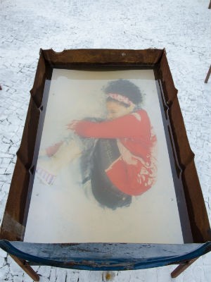 Fotografias foram submersas em água (Foto: Victor Hugo/Inverno Cultural UFSJ)