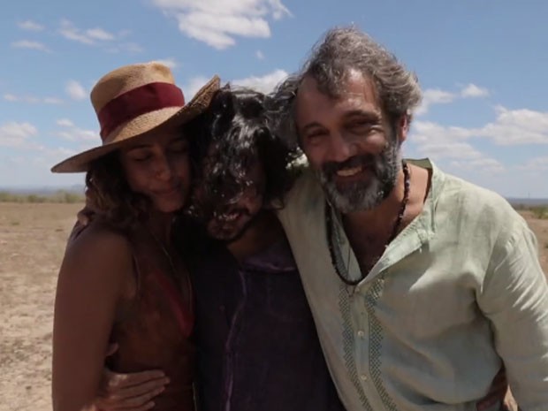 Domingos Montagner, Gabriel Leone e Camila Pitanga no fim de 'Velho Chico' (Foto: Reprodução/TV Globo)