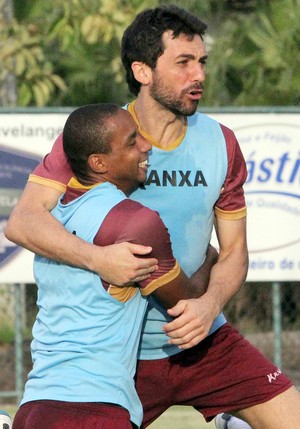 Ricardo Berna e Douglas Assis, treino do Macaé em Pinheiral (Foto: Tiago Ferreira / Macaé Esporte)