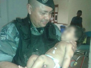 Bebê de 3 meses que estava sendo ameaçado pelo pai foi resgatado pela PM (Foto: Jair Zemberg/ Arquivo pessoal) Bebê de 3 meses que estava sendo ameaçado pelo pai foi resgatado pela PM (Foto: Jair Zemberg/ Arquivo pessoal)