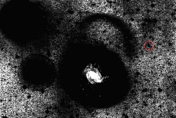 Uma foto do grupo M83 feita em 1997. A nova galáxia-anã está na região marcada pelo círculo vermelho. (Foto: Carrillo et al., 2016/Phys.org)