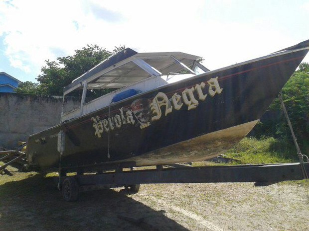 Barco Pérola Negra foi levado para marina após acidente com turistas (Foto: Rinaldo Rori / TV Tribuna)