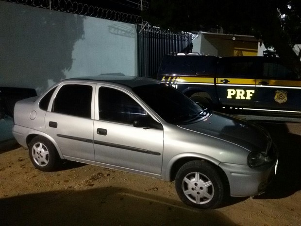 Carro foi roubado em Fortaleza (Foto: Divulgação/PRF)