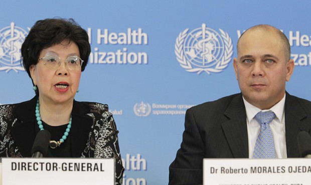 Diretora da OMS, Margaret Chan, fala à imprensa em Genebra ao lado do ministro de Saúde de Cuba, Roberto Morales Ojeda, que anunciou nesta sexta-feira (12) o envio de 165 profissionais de saúde a Serra Leoa (Foto: Reuters/Pierre Albouy)