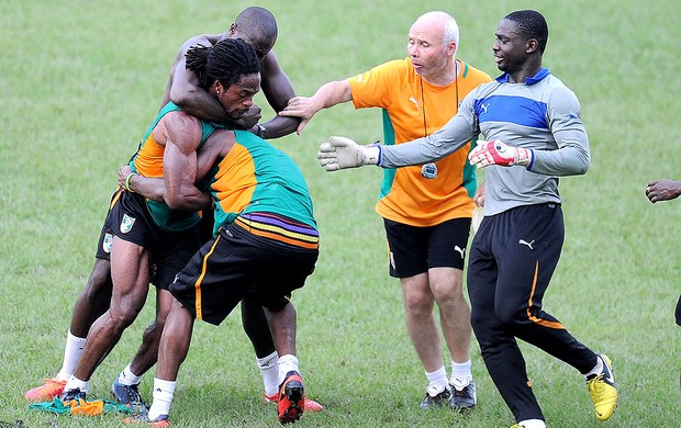Jean-Marc confusão treino Costa do Marfim] (Foto: AFP)