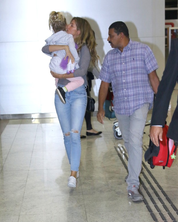 Gisele Bündchen embarca com a filha, Vivian, em São Paulo (Foto: Thiago Duran e Eduardo Martins/AgNews)