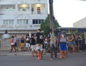 Torcedores do Botafogo-PB fazem protesto em frente a FPF, Botafogo-PB, FPF (Foto: Edgley Lemos / GloboEsporte.com/pb)