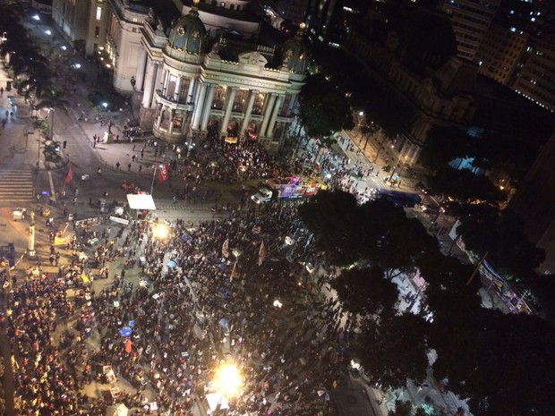 Protesto na Cinelândia reúne manifestantes contra Temer (Foto: G1)