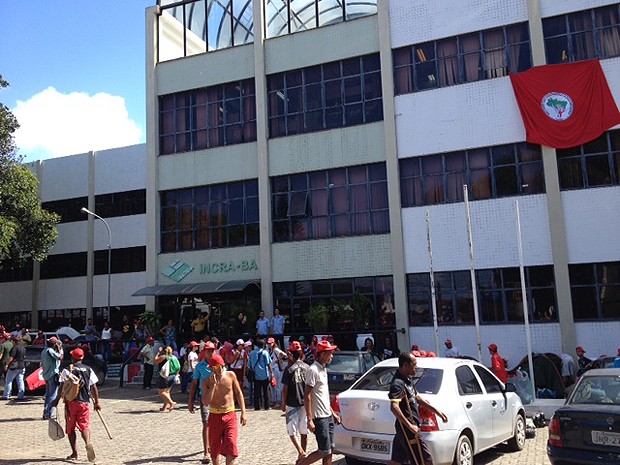 MST chega à sede do Incra (Foto: Ruan Melo/G1)