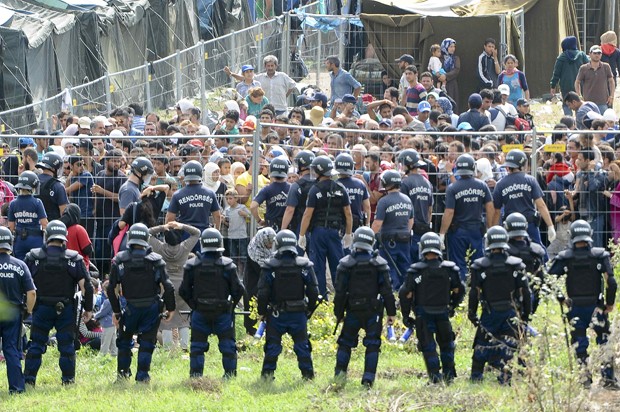 Policiais cercam acampamento para refugiados em Roszke, no sul da Hungria, depois de grupo com 300 deixar o local (Foto: Stringer/ Reuters)