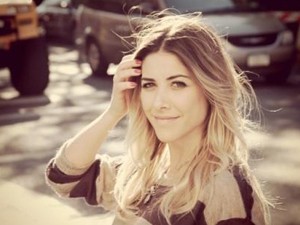 It-girl de sucesso, Mica Rocha trabalha em seu site e é apresentadora de TV (Foto: Divulgação)