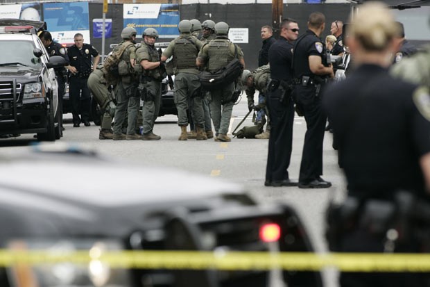 Policiais no local do tiroteio desta sexta-feira (7) em Santa Monica, no sul da Califórnia (Foto: AFP)