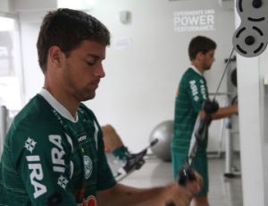 Lucas Mendes, lateral-esquerdo do Coritiba, na academia (Foto: Divulgação / Coritiba)