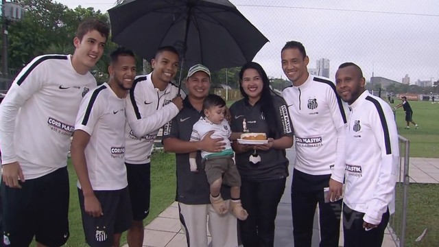 Jogadores do Santos cantam parabéns para o menino Rafael (Foto: Reprodução/TV Tribuna)