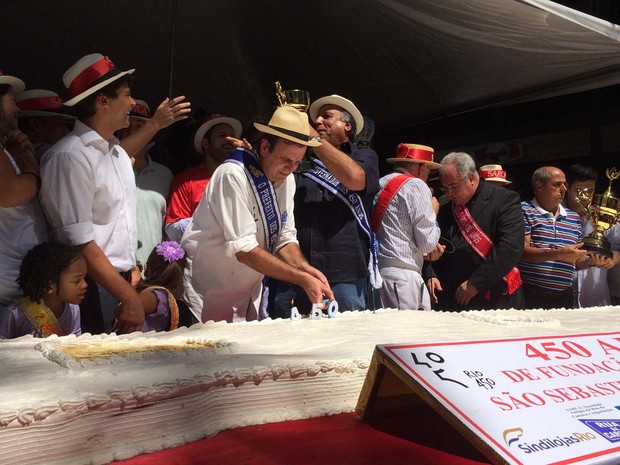 Bolo de aniversário dos 450 anos do Rio foi cortado pelo prefeito Eduardo Paes (Foto: Mariana Cardoso/G1)