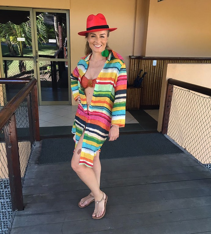 Angélica usa listras coloridas e arrasa em look verão (Foto: Deborah Montenegro)