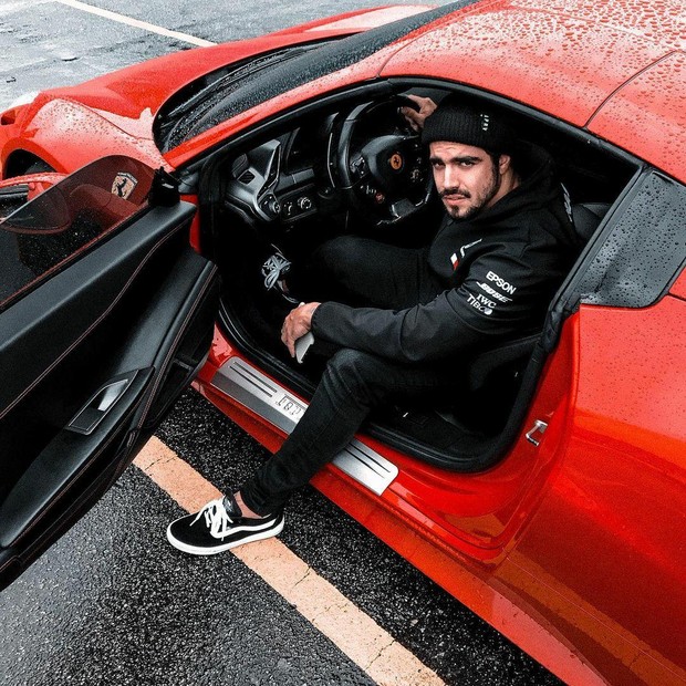Caio Castro e sua Ferrari (Foto: Reprodução/Instagram)