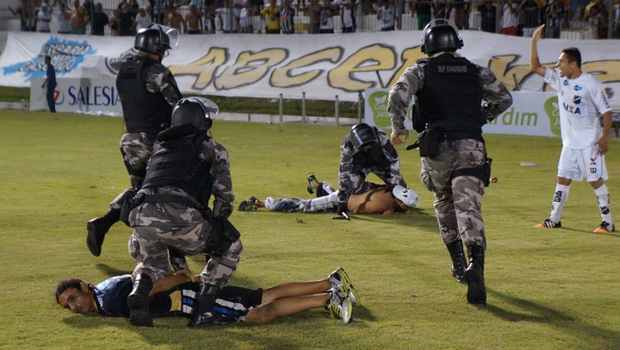 Polícia contém invasão do gramado do Frasqueirão (Foto: Augusto Gomes/GloboEsporte.com)