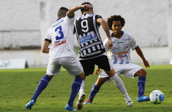 Frontini, atacante do Botafogo-PB, contra o Águia de Marabá, pela Série C (Foto: Kleide Teixeira/Jornal da Paraíba)