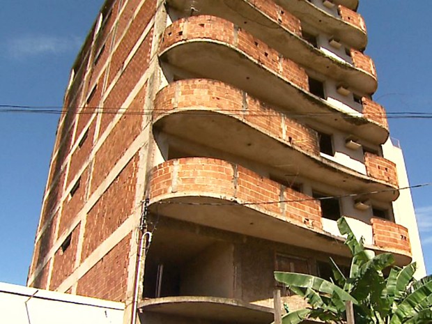 Vizinhos dizem que tem pessoas morando no primeiro andar de prédio inacabado (Foto: Maurício Glauco/EPTV)