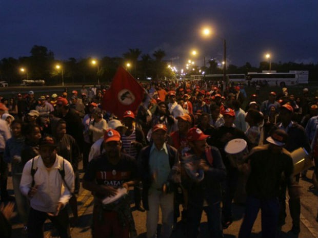 Integrantes do MST ocupam fábrica da Suzano no extremo sul da Bahia (Foto: Sulbahianews)