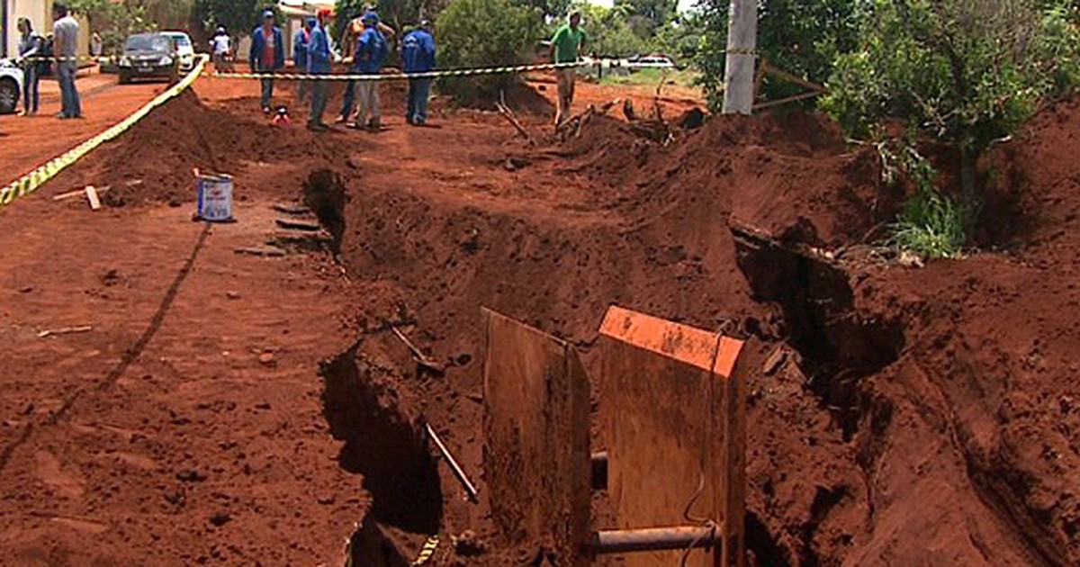 G1 Operário é soterrado enquanto abria rede de esgoto em Ribeirão