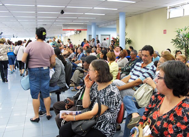 Moradores fazem fila na Prefeitura de Guarulhos (SP) para pedir revisão do IPTU; G1 encontrou aumentos de quase 2.000% (Foto: Rosanne D'Agostino/G1)