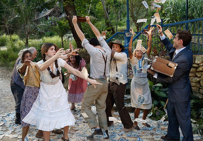 Romeu faz farra com mala de dinheiro na fazenda (Foto: Pedro Carrilho/Gshow)