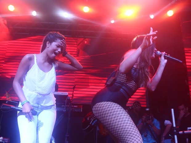 Mc Sabrina e Anitta em show em boate na Zona Oeste do Rio (Foto: Raphael Mesquita/ Divulgação)