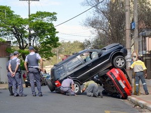 Motorista passou pela placa Pare antes de atingir veículo estacionado (Foto: Fernanda Zanetti/G1)