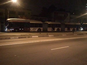 Fila de ônibus perto do Terminal João Dias (Foto: Megui Donadoni/G1)