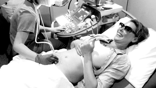Katherine Heigl mostra ultrassom (Foto: Reprodução / Those Heavenly Days)