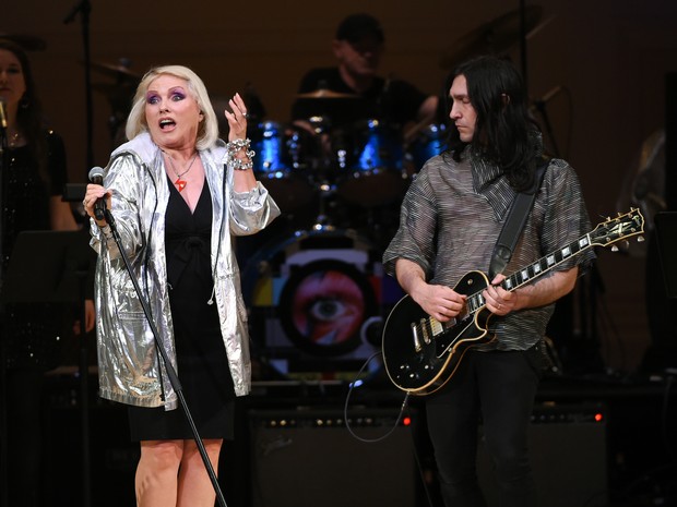 Debbie Harry canta durante show em homenagem a David Bowie no Carnegie Hall, em Nova York, na noite de quinta-feira (31) (Foto: Evan Agostini/Invision/AP) Debbie Harry canta durante show em homenagem a David Bowie no Carnegie Hall, em Nova York, na noite de quinta-feira (31) (Foto: Evan Agostini/Invision/AP)