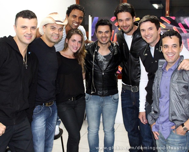 A galera do Tchê Garotos posa com os famosos (Foto: Domingão do Faustão / TV Globo)