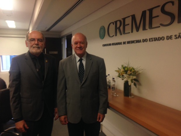 Carlos Vital, presidente do CFM (esq.) e Braulio Luna Filho, presidente do Cremesp, durante anúncio do estudo Demografia Médica 2015 (Foto: Mariana Lenharo/G1)