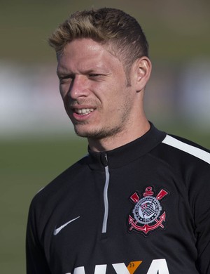 Marlone fará exames após pancada no tornozelo e vira dúvida no Timão