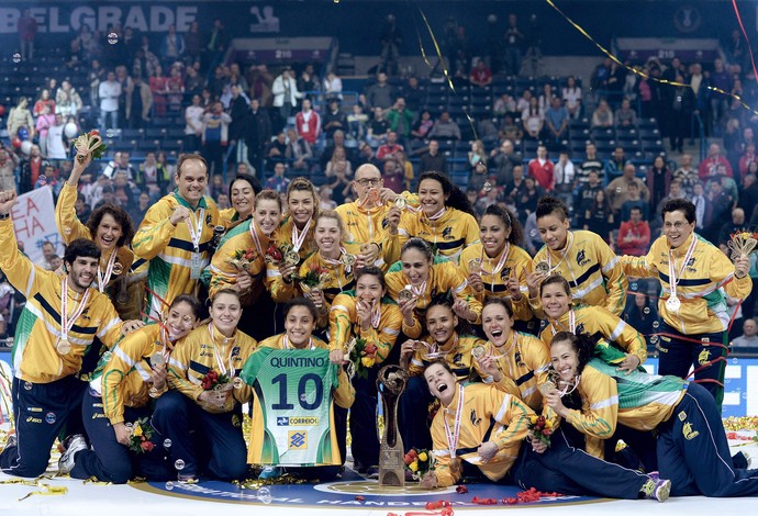 taça comemoração Brasil handebol final Sérvia Mundial (Foto: EFE)
