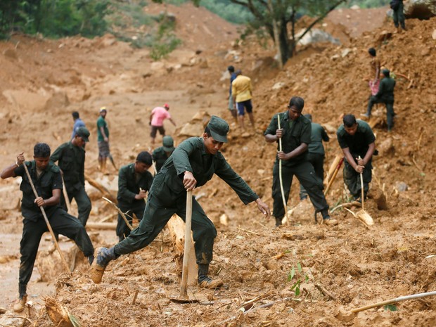 Equipes de resgate buscam sobreviventes após deslizamento na aldeia de Elangipitiya (Foto: Dinuka Liyanawatte/Reuters)