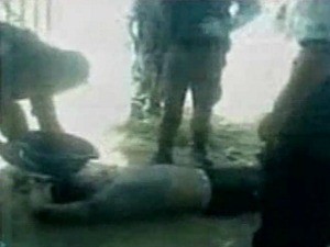 Imagem mostra momento em que policial prende cabeça da vítima contra a areia (Foto: Reprodução)