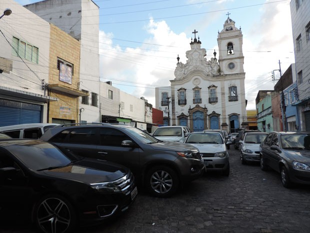 Pátio em frente à Igreja de São José do Ribamar virou estacionamento de carros (Foto: Luna Markman/G1)