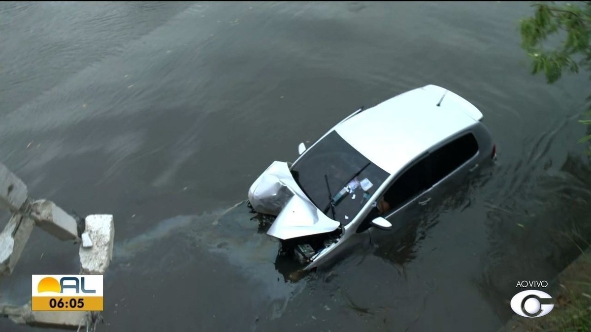 Motorista Perde Controle E Carro Cai De Ponte No Litoral Norte De